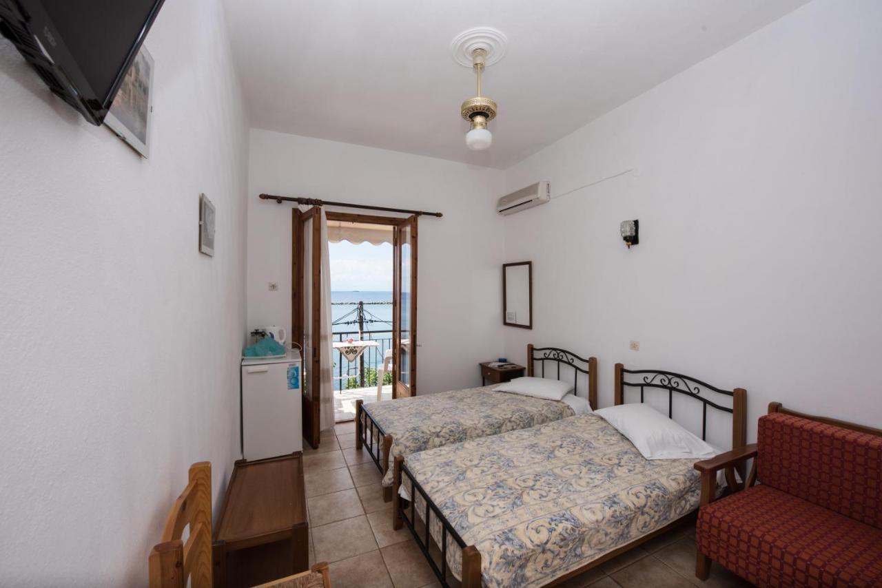 Orfanos Loutraki Rooms Eksteriør billede