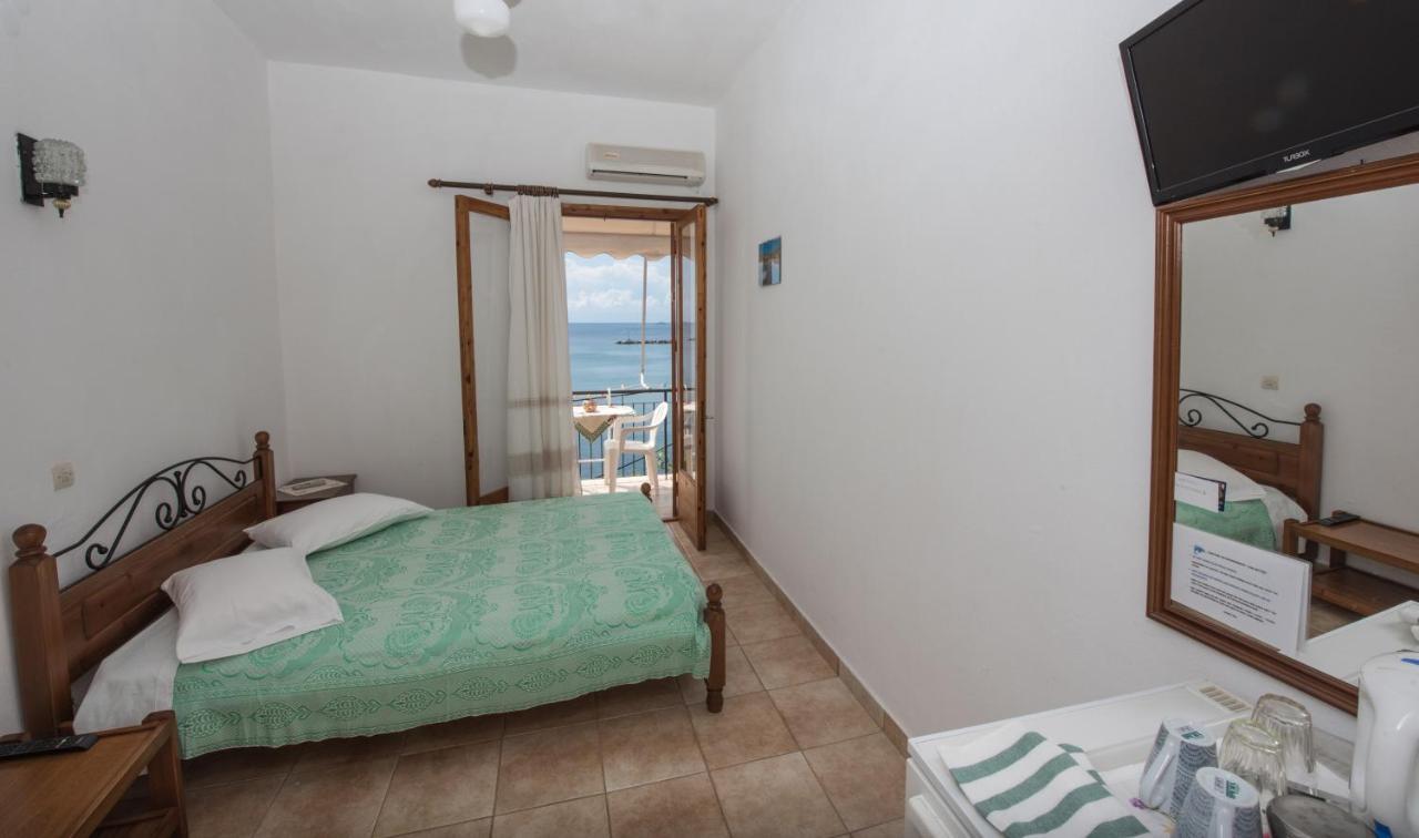 Orfanos Loutraki Rooms Eksteriør billede
